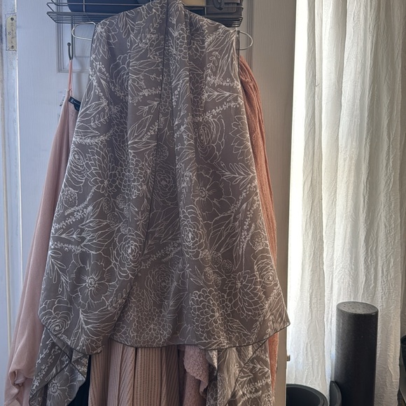 Demdaco Scarf Vest fits. There is no size on it. I believe it’s one size 🤷🏽♀️ - Picture 4 of 7